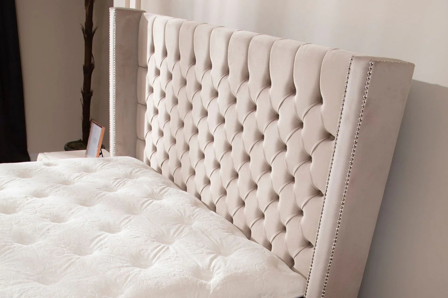 Lit Coffre CLOUTE BEIGE - Velours capitonné